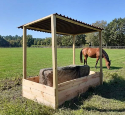 Cheval au pr&eacute; abris filet domaine de Landriole